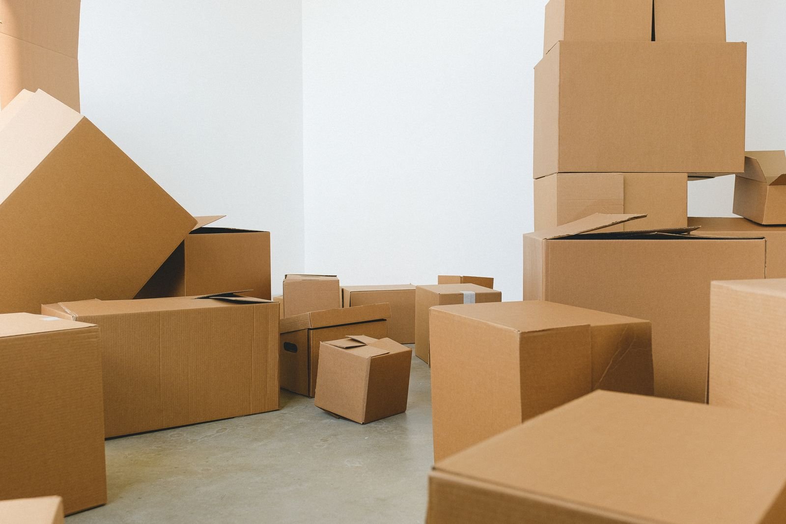 Logement en cours de débarras Cartons et affaires rassemblés au sol dans un logement en cours de vidage